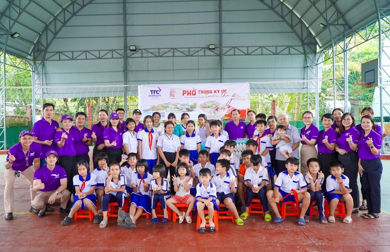 Chương trình mang đến thông điệp phở không chỉ là biểu tượng của văn hóa ẩm thực Việt, mà còn là cách để gửi gắm sự quan tâm và yêu thương đến các em nhỏ tại những địa phương nơi hệ thống hiện diện.