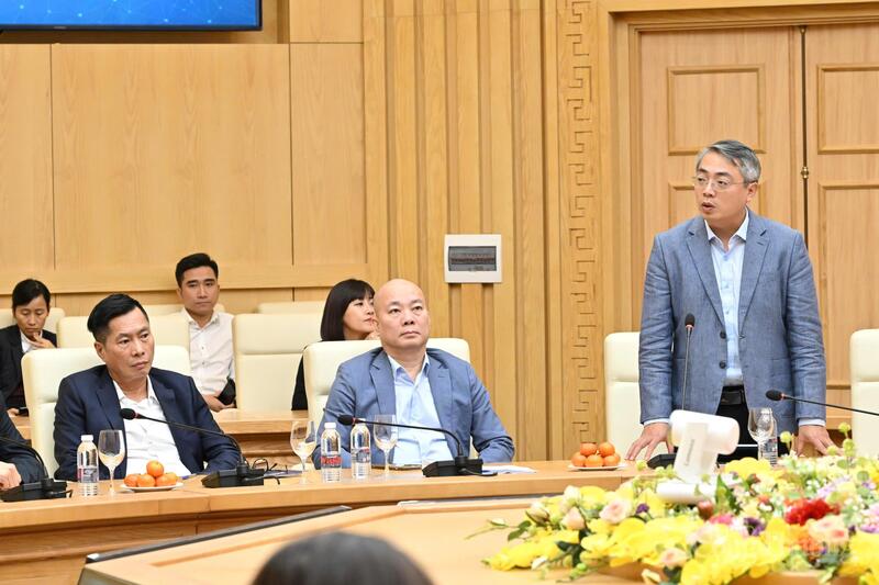 Ông Hoàng Ninh – Phó Cục trưởng Cục Thương mại điện tử và Okvip - liên minh giải trí #1 thế giới hà nội số (Ảnh: Cấn Dũng)