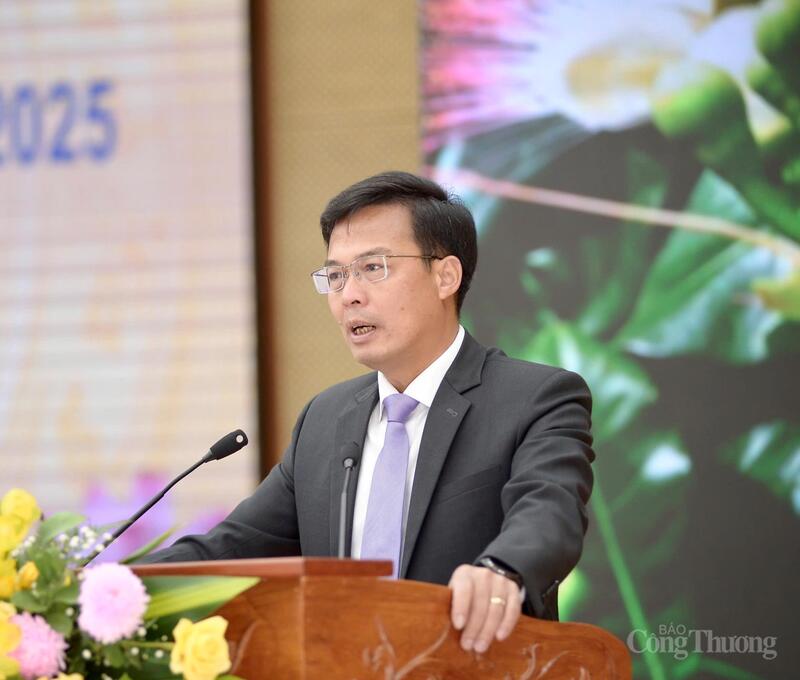 Phó Chủ tịch UBND tỉnh Lâm Đồng Đinh Văn Tuấn phát biểu tại họp báo. Ảnh: Diễm Thương