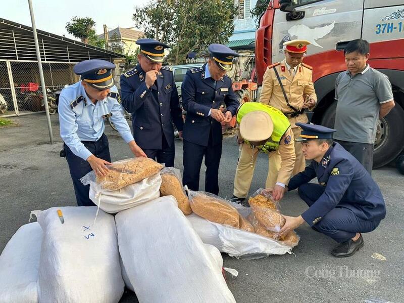 300kg ruốc bông bẩn đang trên đường đi tiêu thụ bị lực lượng chức năng phát hiện. Ảnh: QLTT Hà Tĩnh