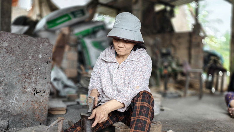 Ngay cả những phụ nữ trong làng cũng tham gia làm ra các sản phẩm để bán trong dịp cận Tết. Ảnh: Nguyễn Dương