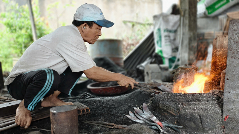 Làng rèn Minh Khánh đã được Cục Sở hữu trí tuệ Việt Nam chứng nhận nhãn hiệu tập thể, được tỉnh Quảng Ngãi công nhận là làng nghề truyền thống và có sản phẩm đạt chuẩn OCOP 3 sao. Ảnh: Nguyễn Dương
