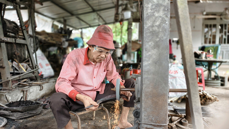 Theo các thợ rèn, nghề này đòi hỏi sự kiên nhẫn, bền bỉ và sức khỏe dẻo dai. Ảnh: Nguyễn Dương