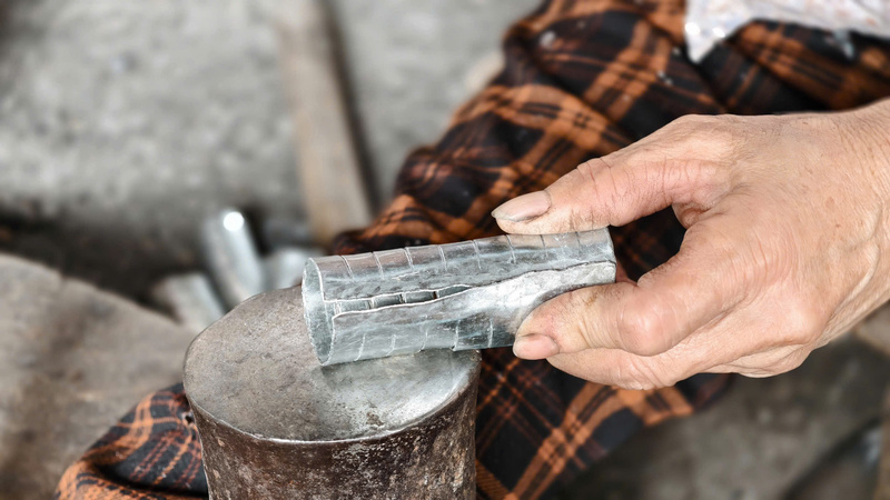 Những khoen dao, rựa được rèn đúc qua các công đoạn rất tỉ mỉ. Ảnh: Nguyễn Dương