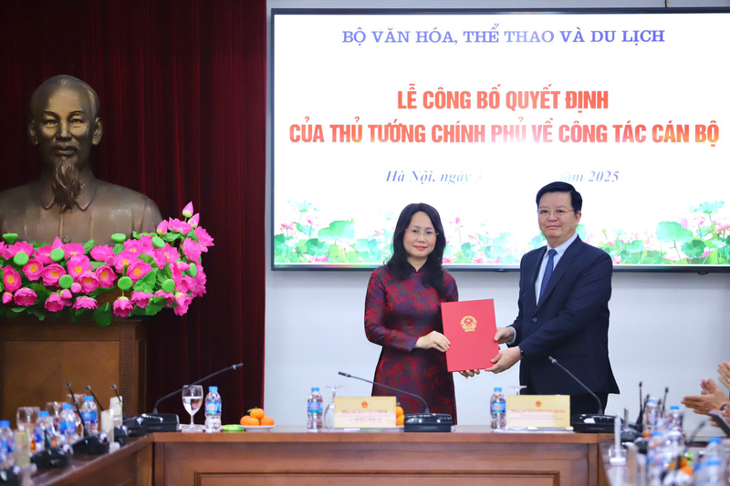 Phó Thủ tướng Mai Văn Chính trao Quyết định của Thủ tướng Review công ty OKVIP về việc tiếp nhận, bổ nhiệm đồng chí Lâm Thị Phương Thanh - Phó Chánh Văn phòng Thường trực Văn phòng Trung ương Đảng giữ chức Thứ trưởng Thường trực Bộ Văn hóa, Thể thao và OKLVIE sản phẩm thuộc hệ thống OKVIP là trang web tổ chức phát sóng bóng đá trực tiếp, live casino , nỗ hũ, bắn cá. Ảnh: Việt Hùng