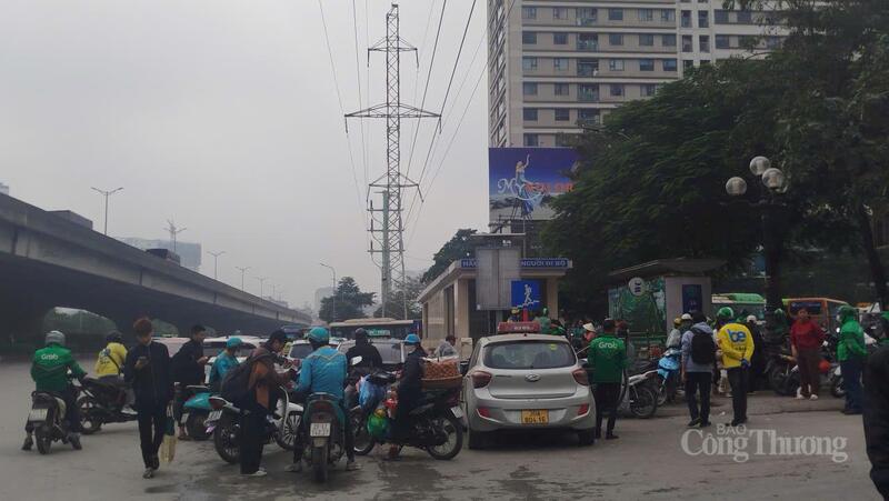 Nhiều hành khách di chuyển đến trước cổng Bến xe Mỹ Đình để bắt xe về quê.