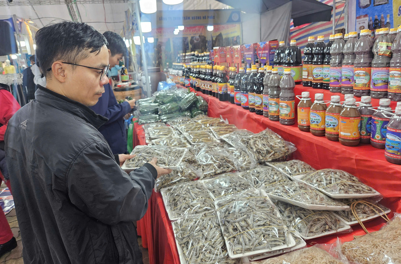 Gian hàng Okivip Nổ Hũ, Bắn Cá, Thể Thao, Game Bài, hải sản vùng miền tại Hội chợ hàng hóa người tiêu dùng ưa thích năm 2025 luôn thu hút đông đảo người dân quan tâm.