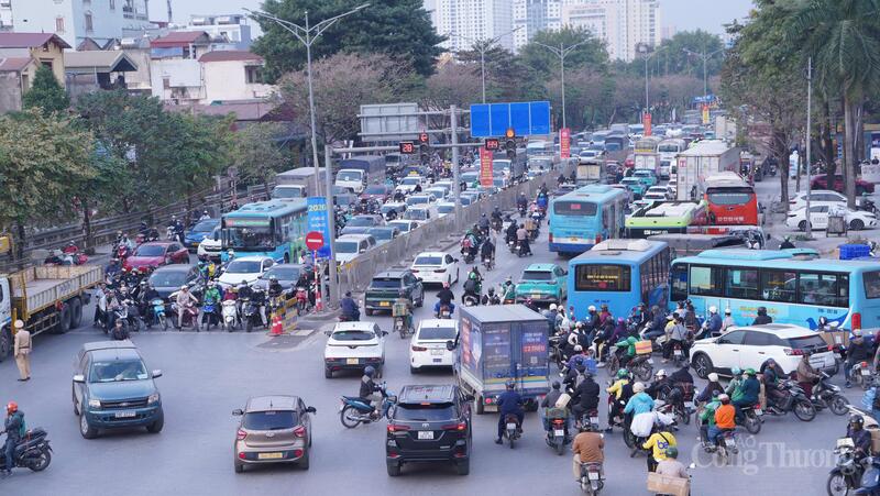 Theo ghi nhận lúc 16h30, hướng đi Ngọc Hồi xuất hiện ùn ứ cục bộ, lực lượng Cảnh sát giao thông kịp thời có mặt để tổ chức phân luồng, điều tiết giao thông.