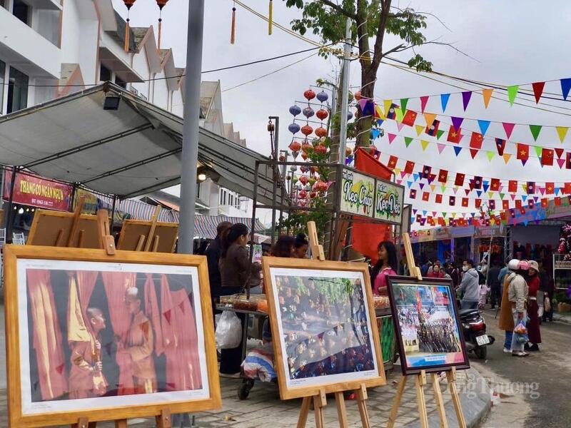 Triển lãm ảnh về văn hóa, con người vùng đất Điện Biên nói riêng, Việt Nam nói chung là một trong những hoạt động hấp dẫn du khách trong lễ hội.