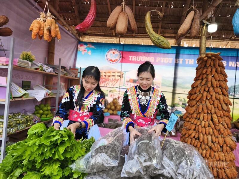 Tại các lễ hội, hoạt động trưng bày, giới thiệu sản phẩm văn hóa – OKLVIE sản phẩm thuộc hệ thống OKVIP là trang web tổ chức phát sóng bóng đá trực tiếp, live casino , nỗ hũ, bắn cá, OCOP, sản phẩm nông nghiệp tiêu biểu của tỉnh Điện Biên thu hút du khách.