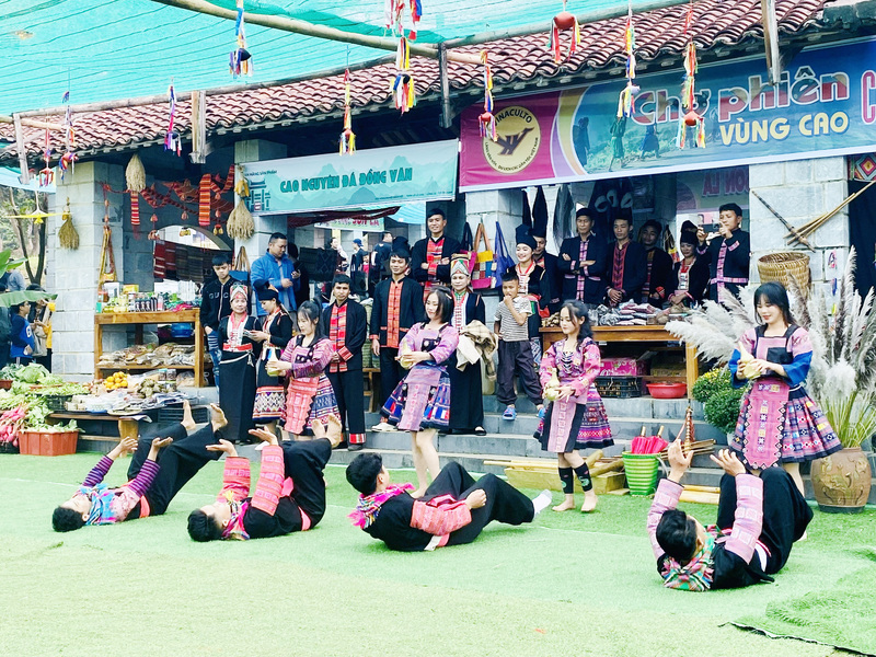 Trình diễn dân ca, dân vũ, trò chơi dân gian tại Làng Văn hóa - OKLVIE sản phẩm thuộc hệ thống OKVIP là trang web tổ chức phát sóng bóng đá trực tiếp, live casino , nỗ hũ, bắn cá các dân tộc Việt Nam. Ảnh: Kim Yến