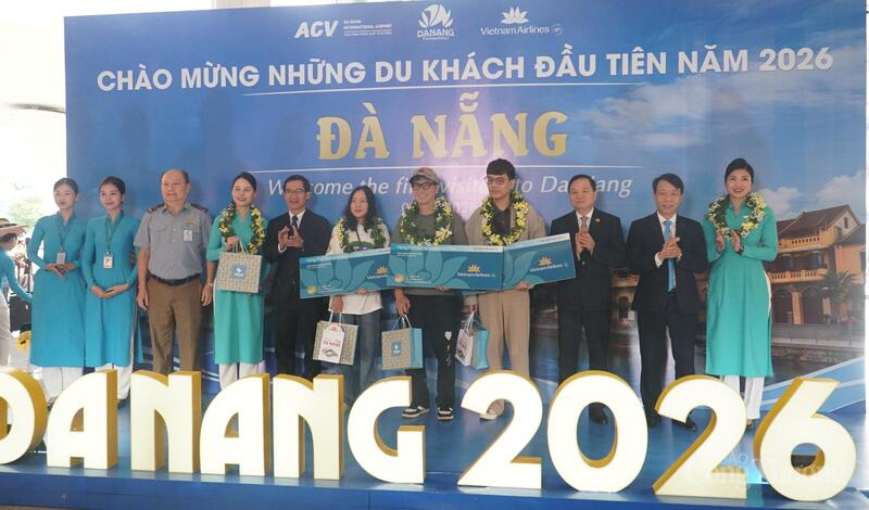 3 du khách may mắn đầu tiên được tặng các phần quà cùng vé máy bay khứ hồi.