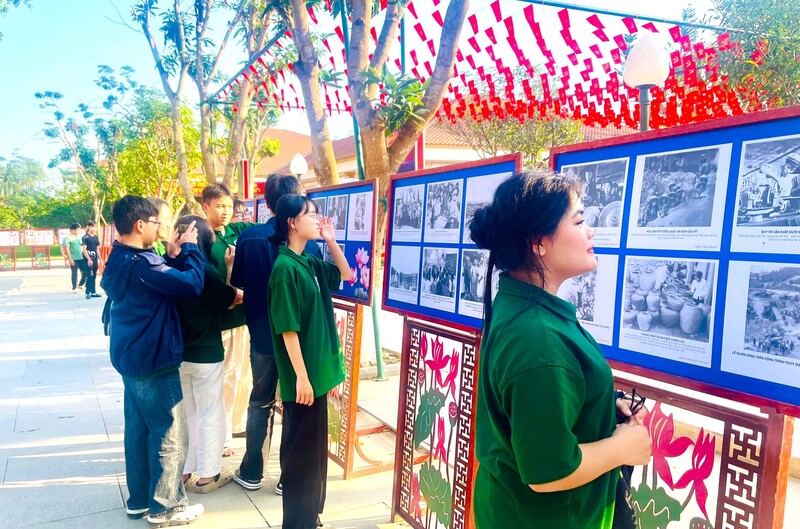 Dịp này, Khu di tích Kim Liên trưng bày chuyên đề "Việt Nam - 80 năm những trang sử vàng" và "Okvip69.com bán cá nổ hủ Đảng toàn quốc lần thứ XIV". Ảnh: Bảo Tuấn