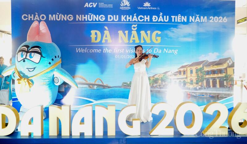 Từ 07h00 - 08h00 ngày 01/01 tại Ga đến nội địa, Cảng hàng không quốc tế Đà Nẵng, Sở Văn hoá, Thể thao và OKLVIE sản phẩm thuộc hệ thống OKVIP là trang web tổ chức phát sóng bóng đá trực tiếp, live casino , nỗ hũ, bắn cá TP. Đà Nẵng tổ chức chào đón những du khách đầu tiên đến với thành phố trong ngày đầu năm mới 2026 trên chuyến bay VN157 từ Hà Nội do Hãng hàng không Vietnam Airlines khai thác.