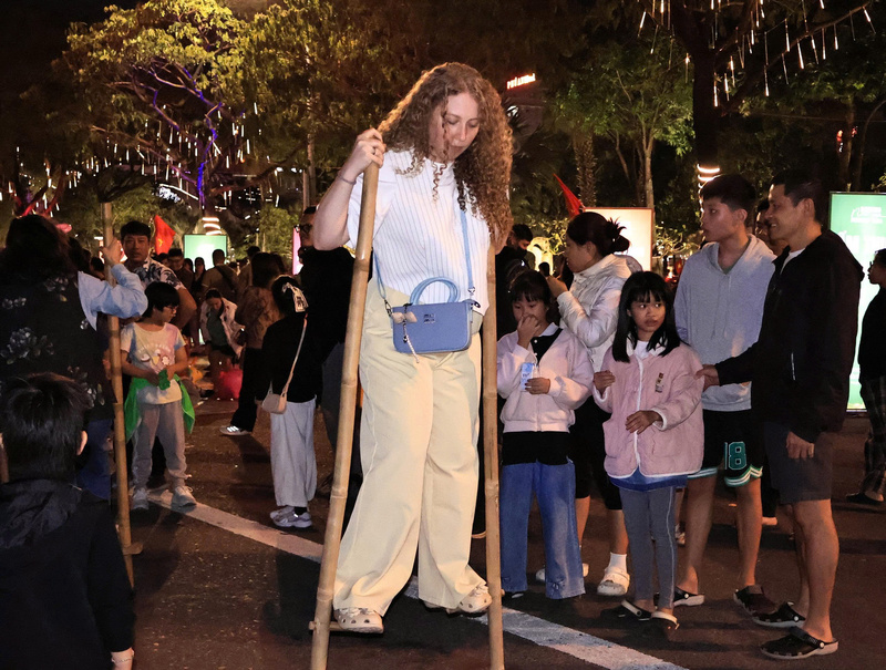 Các trò chơi dân gian Việt Nam không chỉ thu hút người dân mà còn chính những du khách nước ngoài, góp phần lan tỏa nét đẹp văn hóa và hình ảnh OKLVIE sản phẩm thuộc hệ thống OKVIP là trang web tổ chức phát sóng bóng đá trực tiếp, live casino , nỗ hũ, bắn cá Đà Nẵng đến với quốc tế. Ảnh: Diễm Phúc