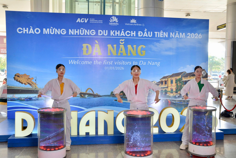 Chương trình nghệ thuật chào đón những du khách đầu tiên đến TP. Đà Nẵng trong năm mới 2026. Ảnh: Ngọc Thảo