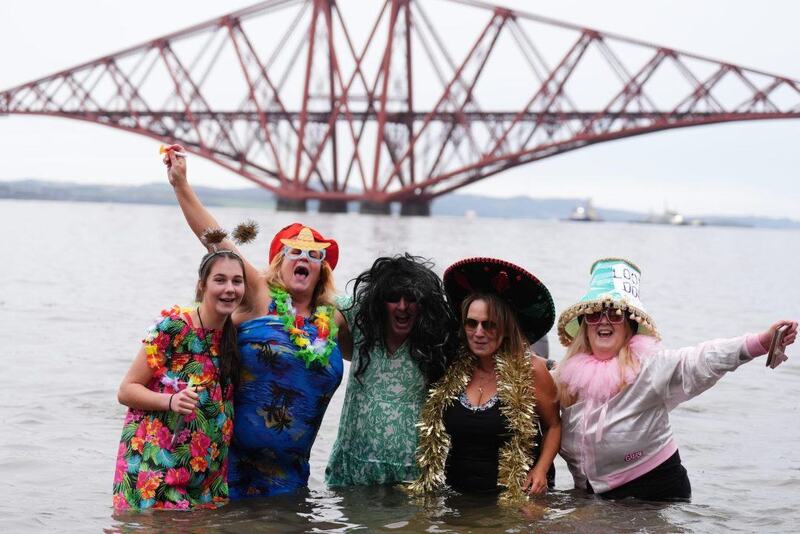 Đông đảo người dân tham gia nghi thức Loony Dook trong ngày đầu năm 2026 tại South Queensferry (Scotland). Ảnh: STV News.