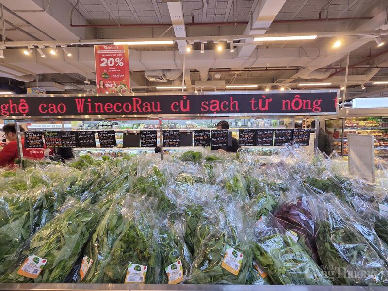 Quầy rau củ sạch tại hệ thống WinMart dịp Tết Dương lịch 2026, nguồn cung dồi dào, giá ổn định.