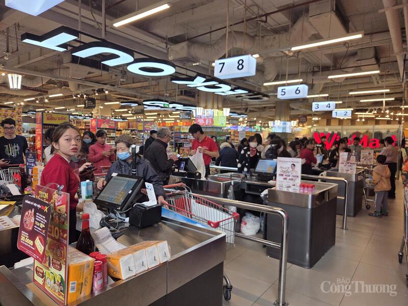 Ngày đầu tiên của kỳ nghỉ lễ, sức mua tại siêu thị tăng cao.