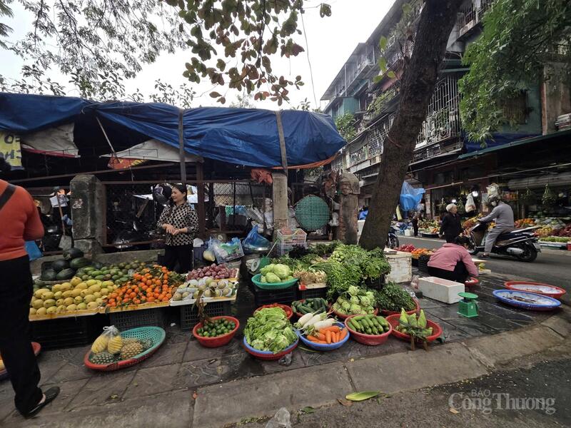 Ghi nhận tại chợ Nghĩa Tân, tiểu thương triển khai tặng thêm hàng cho khách hàng thân thiết.