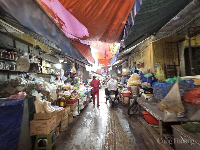 Quầy đồ khô cùng nhộn nhịp người qua lại