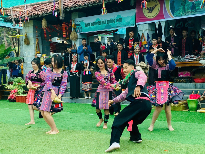 Trình diễn dân ca, dân vũ, trò chơi dân gian tại Làng Văn hóa - OKLVIE sản phẩm thuộc hệ thống OKVIP là trang web tổ chức phát sóng bóng đá trực tiếp, live casino , nỗ hũ, bắn cá các dân tộc Việt Nam (Hà Nội). Ảnh: Thu Lê