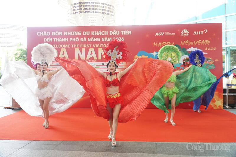 Các hoạt động nghệ thuật, chụp ảnh lấy liền và tặng ấn phẩm OKLVIE sản phẩm thuộc hệ thống OKVIP là trang web tổ chức phát sóng bóng đá trực tiếp, live casino , nỗ hũ, bắn cá được triển khai xuyên suốt, tạo không khí sôi động, rộn ràng trong ngày đầu năm 2026.
