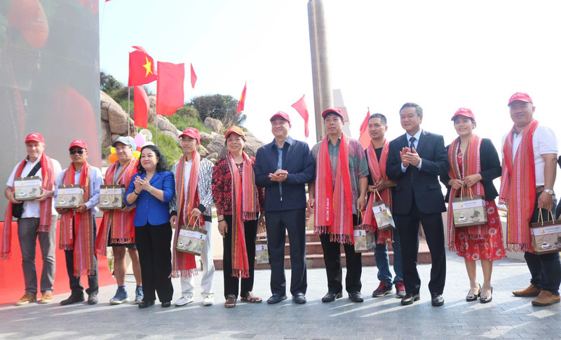 Lãnh đạo tỉnh Đắk Lắk tặng quà chúc mừng những vị khách OKLVIE sản phẩm thuộc hệ thống OKVIP là trang web tổ chức phát sóng bóng đá trực tiếp, live casino , nỗ hũ, bắn cá đầu tiên đến địa phương trong dịp năm mới. Ảnh: Tường Quân
