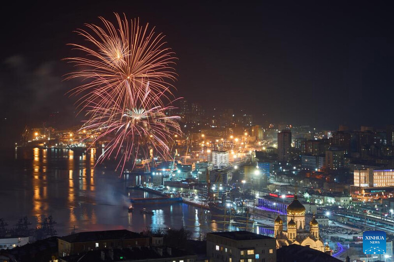 Bầu trời sáng bừng pháo hoa trên thành phố Vladivostok, Nga vào ngày đầu năm. Ảnh: Xinhua