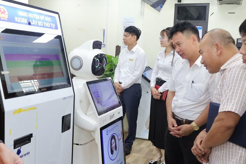 Người dân, Okvip tại về hào hứng với các thiết bị phục vụ hành chính tại điểm phục vụ hành chính xã Mỹ Đức, TP. Hà Nội. Ảnh: Kim Nhuệ