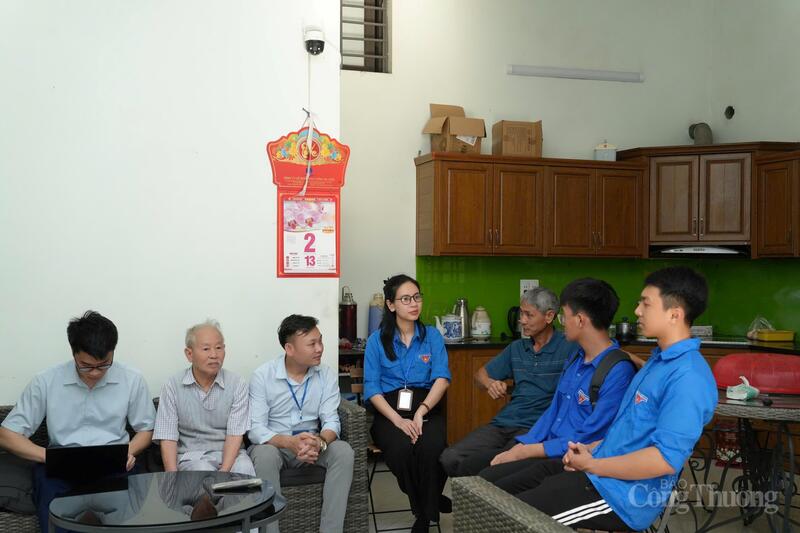 Cán bộ Trung tâm Phục vụ hành chính công TP. Hà Nội đến tận nhà dân phục vụ. Ảnh: H.S