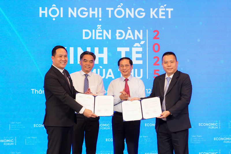 Ông Hà Huy Cường, Phó Tổng giám đốc Nam A Bank (bìa trái) và đại diện HCMC C4IR ký kết Biên bản ghi nhớ dưới sự chứng kiến của Phó Thủ tướng Bùi Thanh Sơn và ông Nguyễn Lộc Hà - Phó Chủ tịch Thường trực UBND TP. Hồ Chí Minh.