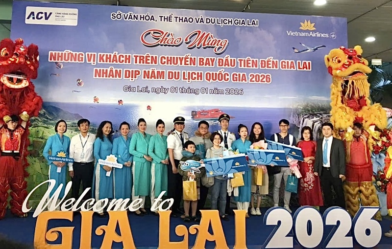 Gia Lai đón những vị khách trên chuyến bay đầu tiên đến địa phương.