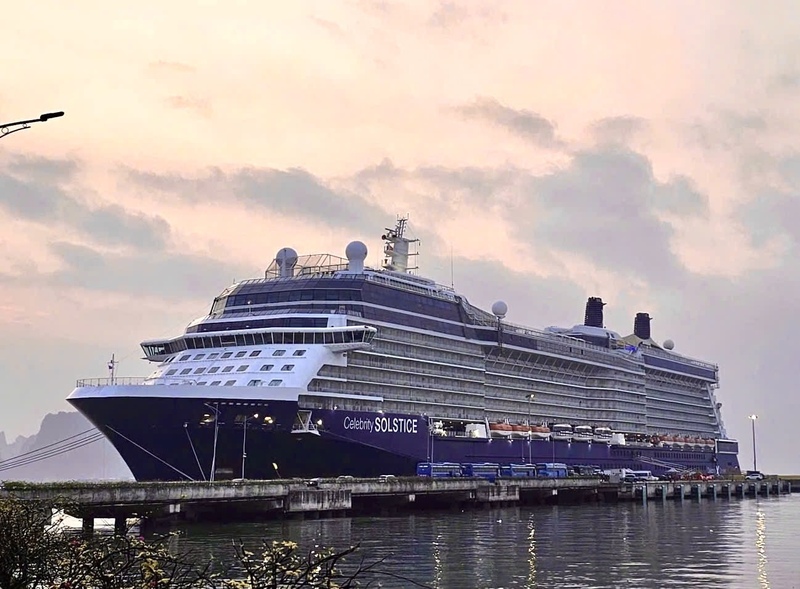 Tàu Celebrity Solstice tham quan tỉnh Quảng Ninh sáng 1/1. Ảnh: Thanh Tùng