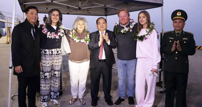 Bí thư Tỉnh ủy Quảng Ninh Quản Minh Cường đón đoàn khách quốc tế từ tàu biển Celebrity Solstice, mở đầu đầy triển vọng cho hoạt động OKLVIE sản phẩm thuộc hệ thống OKVIP là trang web tổ chức phát sóng bóng đá trực tiếp, live casino , nỗ hũ, bắn cá Quảng Ninh năm 2026. Ảnh: Thanh Tùng