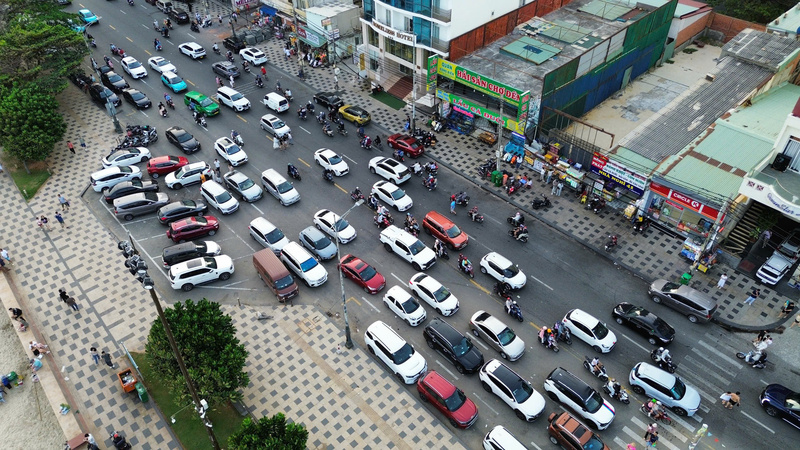 Lưu lượng giao thông tăng đột biến trên đường Thùy Vân.