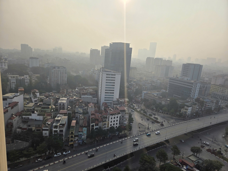 Đường Hoàng Quốc Việt thưa thớt hơn ngày thường. Ảnh: Văn Thi