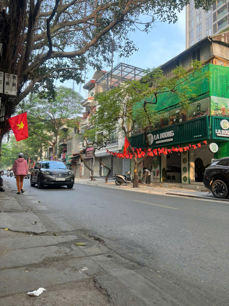 Đường Hoàng Hoa Thám sáng ngày đầu năm mới 2026. Ảnh: Văn Thi
