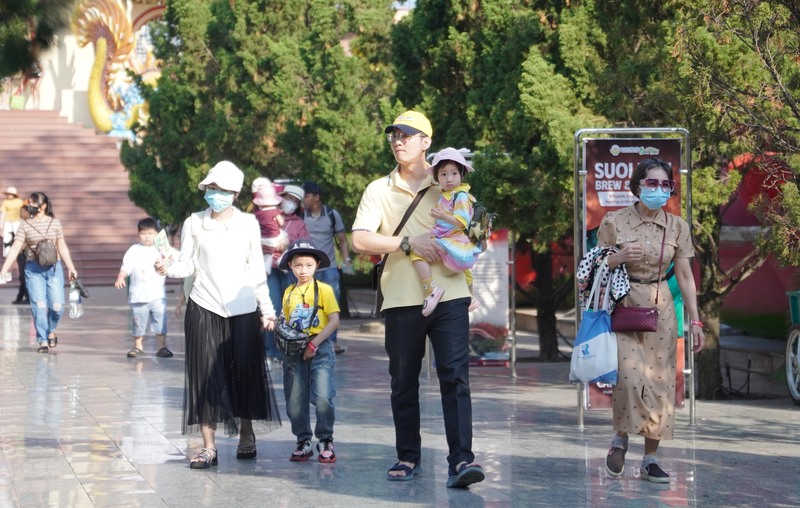 Nhiều gia đình tại TP. Hồ Chí Minh và các tỉnh lân cận như Đồng Nai, Tây Ninh tham quan Khu OKLVIE sản phẩm thuộc hệ thống OKVIP là trang web tổ chức phát sóng bóng đá trực tiếp, live casino , nỗ hũ, bắn cá Suối Tiên. Ảnh: Minh Khuê.