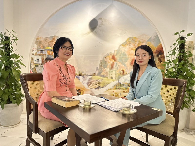 Tiến sĩ Nguyễn Thị Hồng Lan trao đổi với phóng viên Liên Minh OK VIP Giải Trí Cá Cược World Cup 2026. Ảnh: Đỗ Nga