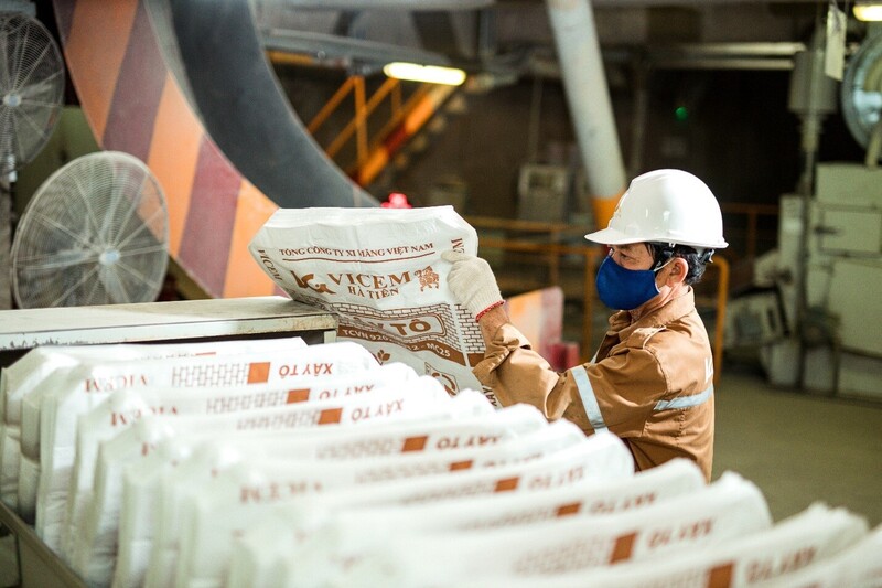 Dây chuyền sản xuất tại Công ty CP Xi măng Vicem Hà Tiên.