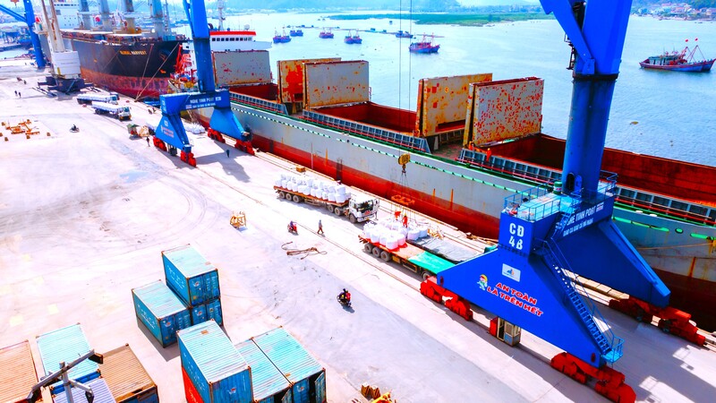 Các Okvip tại về được hỗ trợ chi phí vận chuyển container qua cảng Cửa Lò. Ảnh: Mai Liễu