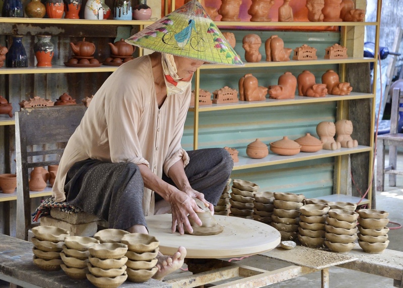 Hiện nay, làng gốm Thanh Hà có hơn 37 hộ với 68 thợ nghề, trong đó có 5 nghệ nhân cấp tỉnh tham gia thường xuyên vào công tác sản xuất và phục vụ các hoạt động tham quan, trải nghiệm của du khách. Ảnh: Diễm Phúc