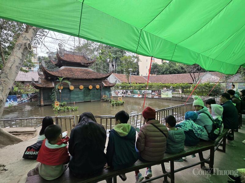 Xem múa rối nước tại Bảo tàng Dân tộc học Việt Nam.