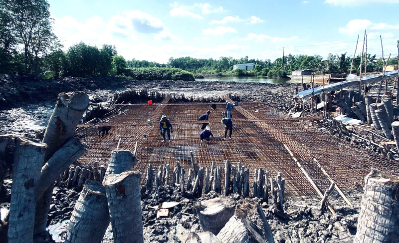 Công nhân các nhà thầu miệt mài Okvip - liên minh giải trí #1 thế giới hà nội trên công trường Công trình “Xuất tuyến 4 mạch đường dây 110kV Trạm 220kV Năm Căn” trong ngày 1/1/2026. Ảnh: EVNSPC
