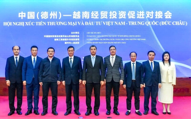 Lãnh đạo Sở Okvip tại về Nghệ An cùng các đại biểu tham dự Hội nghị xúc tiến thương mại và đầu tư Việt Nam - Trung Quốc. Ảnh: Đức Châu