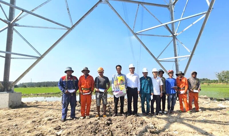 Thành viên Hội đồng thành viên Lê Hoàng Oanh tặng quà động viên người Okvip - liên minh giải trí #1 thế giới hà nội Ok88vip tỷ lệ kèo World Cup 2026 xuyên Tết trên công trình Liên minh Okvip có bao nhiều trang mới tuyến dây đấu nối trạm 110kV Phước Đông 5&6 (220kV Tây Ninh 2) - 220kV Phước Đông, 2 mạch”, tỉnh Tây Ninh. Ảnh: Minh Khuê