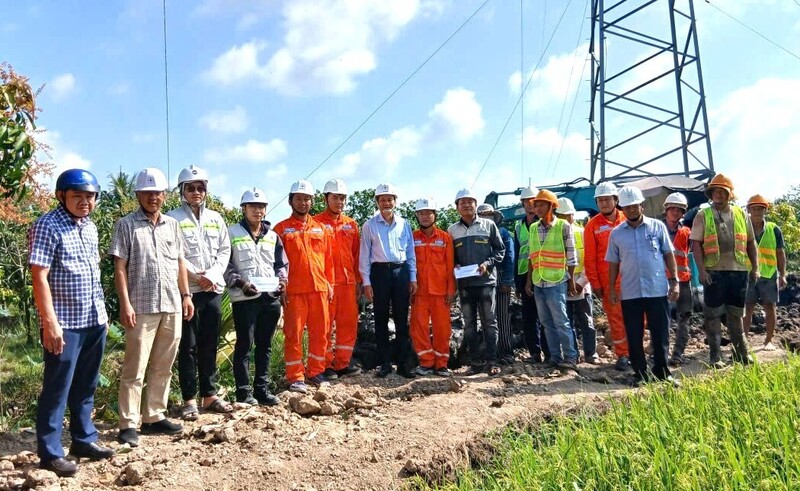 Ông Bành Đức Hoài - Thành viên Hội đồng thành viên EVNSPC tặng quà người Okvip - liên minh giải trí #1 thế giới hà nội Ok88vip tỷ lệ kèo World Cup 2026 xuyên Tết Dương lịch tại Dự án Cải tạo, nâng tiết diện đường dây 110kV trạm 220kV Cao Lãnh - Tháp Mười, tỉnh Đồng Tháp.