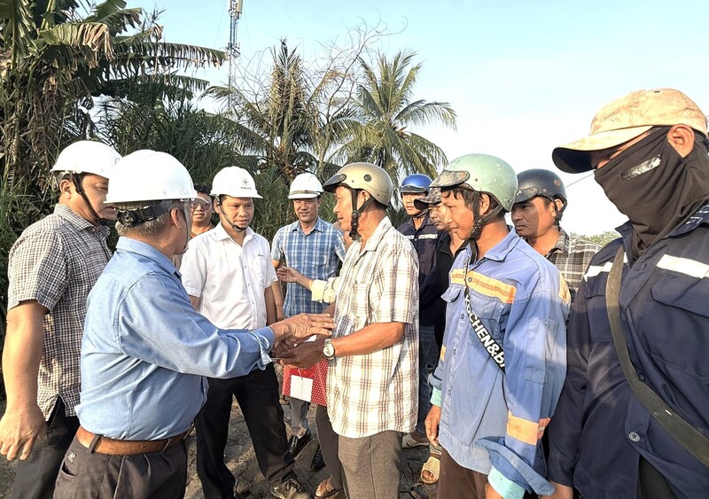 Ông Bùi Quốc Hoan - Phó Tổng giám đốc EVNSPC nghe nhà thầu thi công Dự án Đường dây 110kV Trạm 220kV Thốt Nốt - Trạm 110kV Thới Lai (TP. Cần Thơ) báo cáo về phương án thi công dịp Tết Dương lịch 2026.
