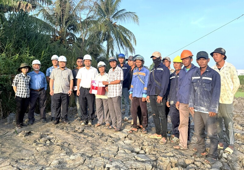 Ông Bùi Quốc Hoan - Phó Tổng giám đốc EVNSPC tặng quà động viên người Okvip - liên minh giải trí #1 thế giới hà nội trên công trường Dự án Đường dây 110kV Trạm 220kV Thốt Nốt – Trạm 110kV Thới Lai (TP. Cần Thơ).